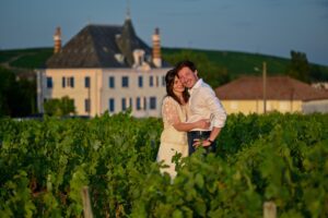 photo de couple des mariés dans les vignes