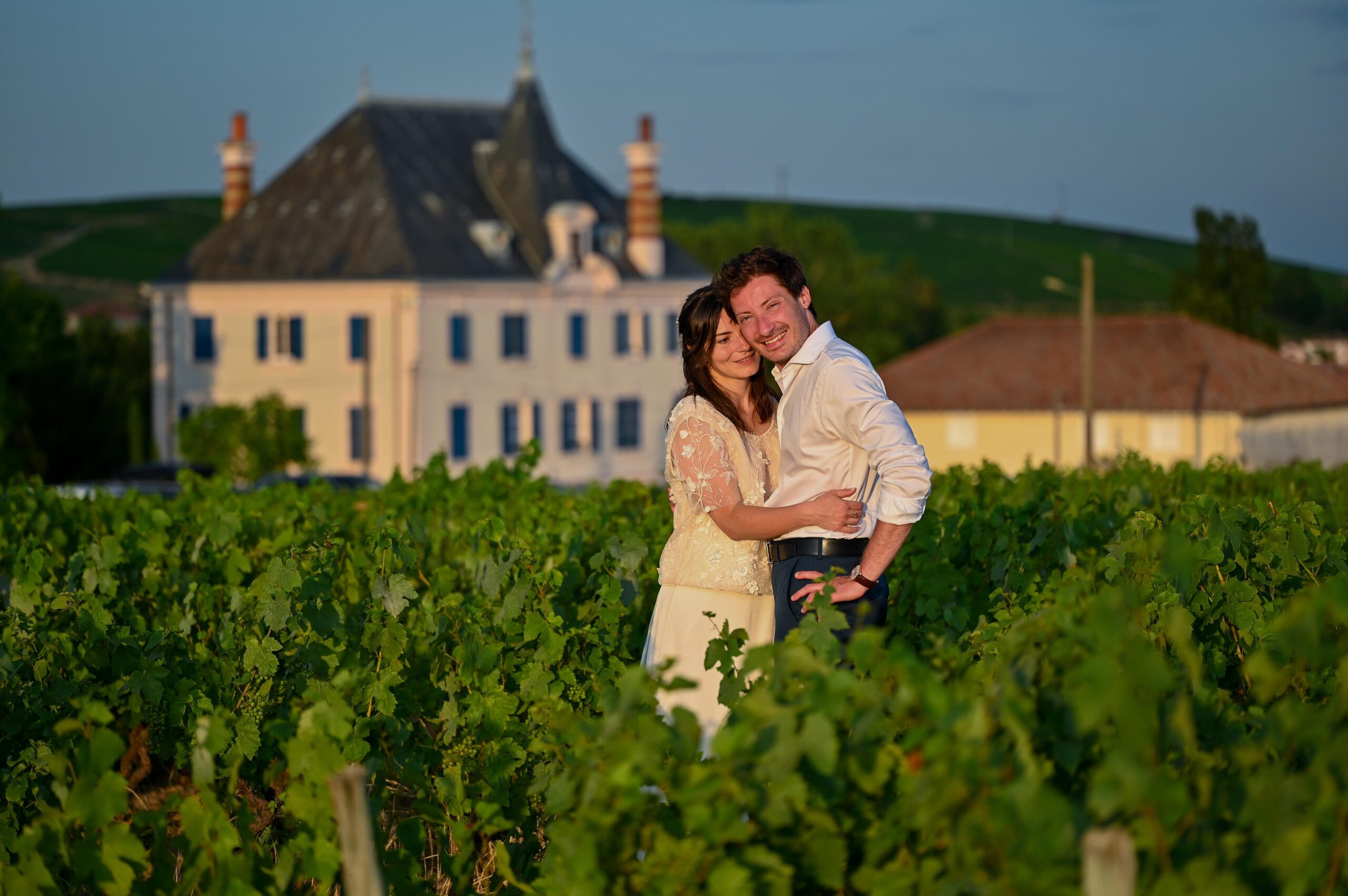 photo de couple des mariés dans les vignes